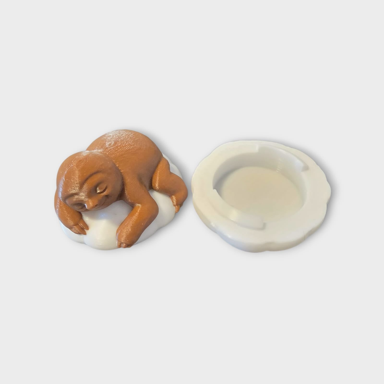 Schlafendes Faultier 3D Druck Figur aus PETG – 3 Größen wählbar, niedliche Tier-Deko für Zuhause & Büro, Geschenk für Faultier-Fans, Kawaii