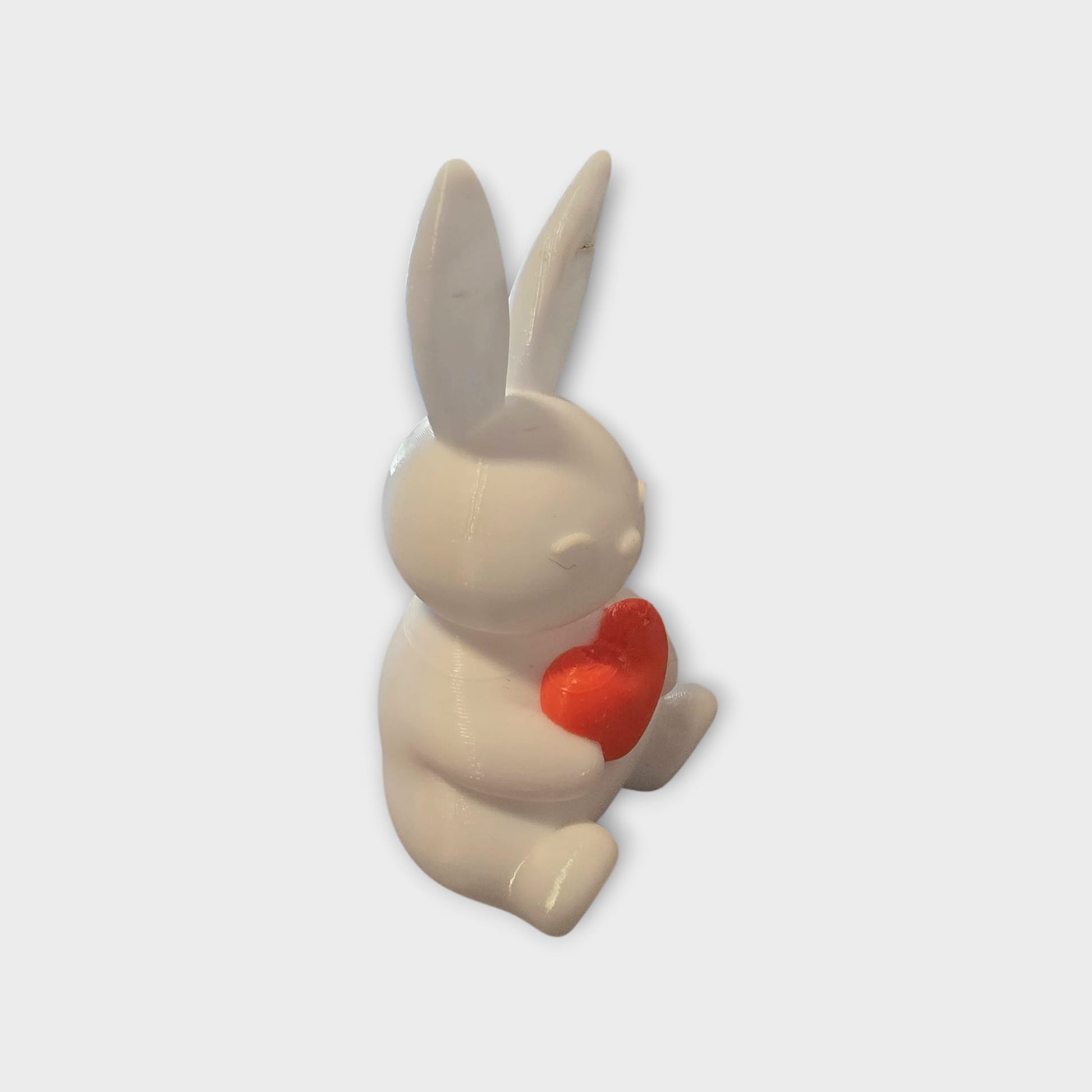 3D gedruckter Hase mit Herz aus PETG – Liebevolle Dekofigur • Geschenk für Valentinstag & Geburtstag • Weißer Bunny mit rotem Herz